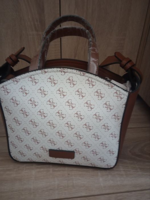 Дамска чанта на Guess топ качество