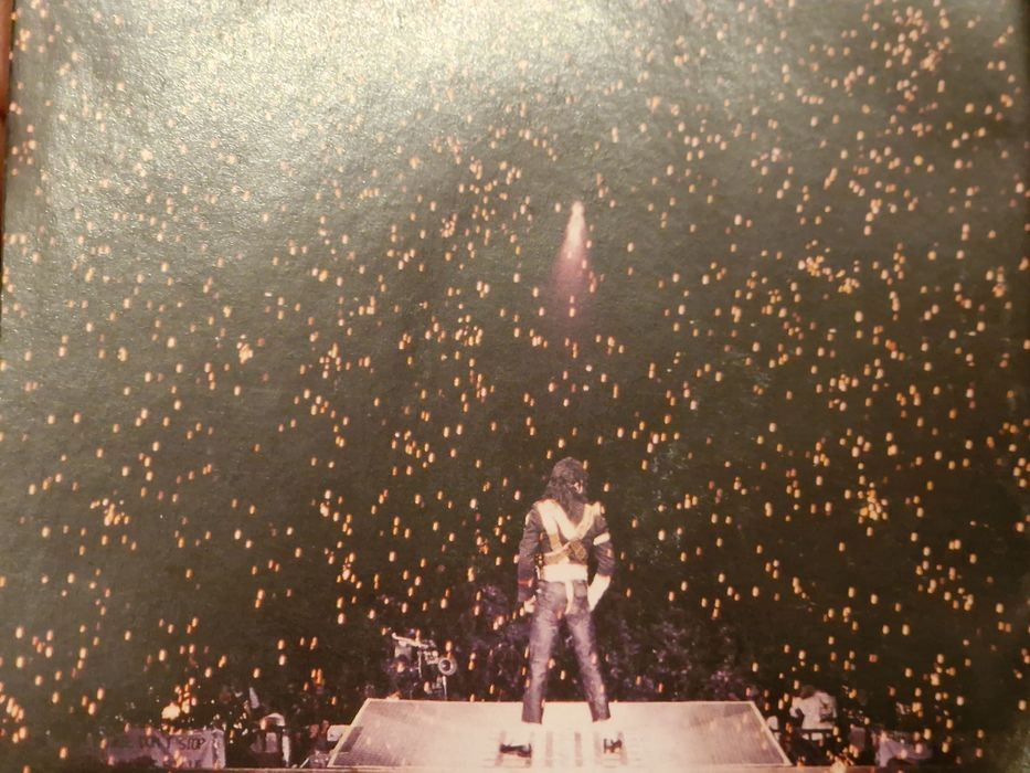 Set 2 CD-uri album Michael Jackson cu autograf original M.J.