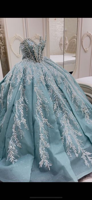 Роклята е без забележки облечена е само за два три часа