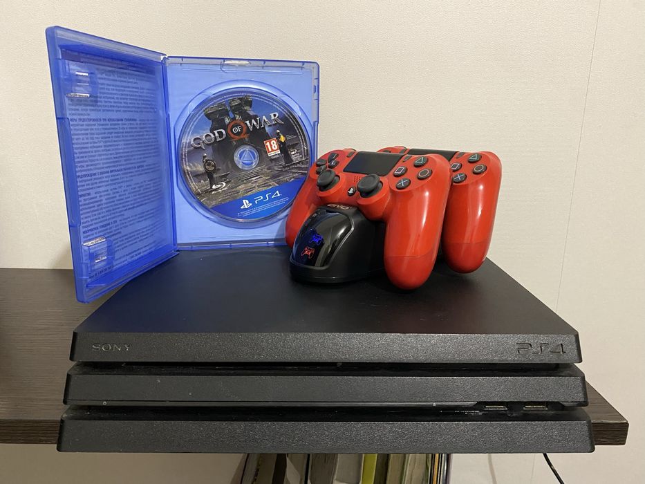 PS4 Pro 1Tb с 2 джойстиками и зарядной станцией и еще диск с игрой