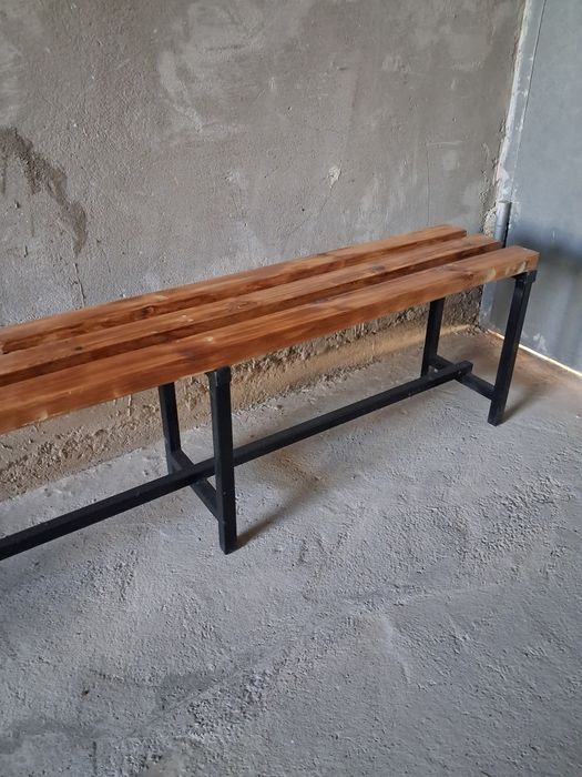 Otirish uchun taxta skameyka