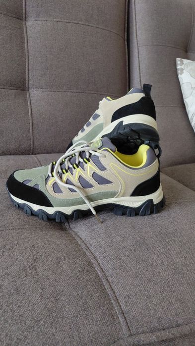 Кроссовки замшевые новые