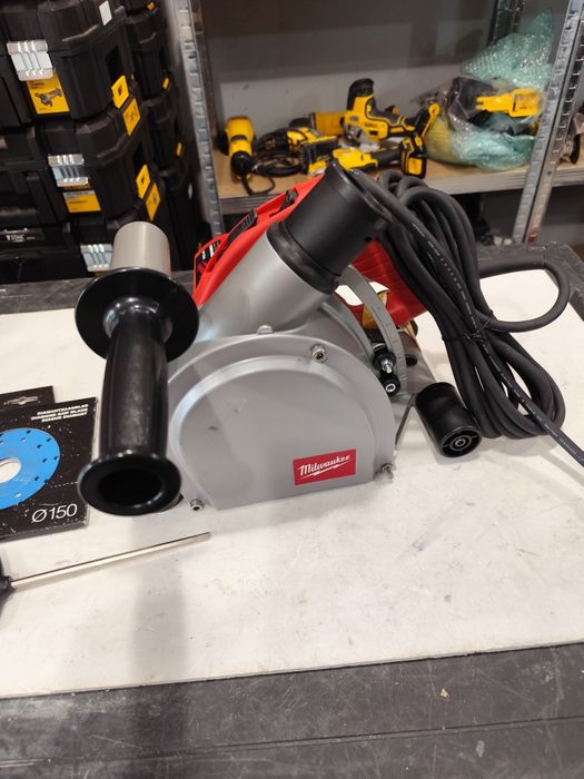 Намалена цена Фреза за канали Милуоки 1900 вата Milwaukee WCS 45 150mm