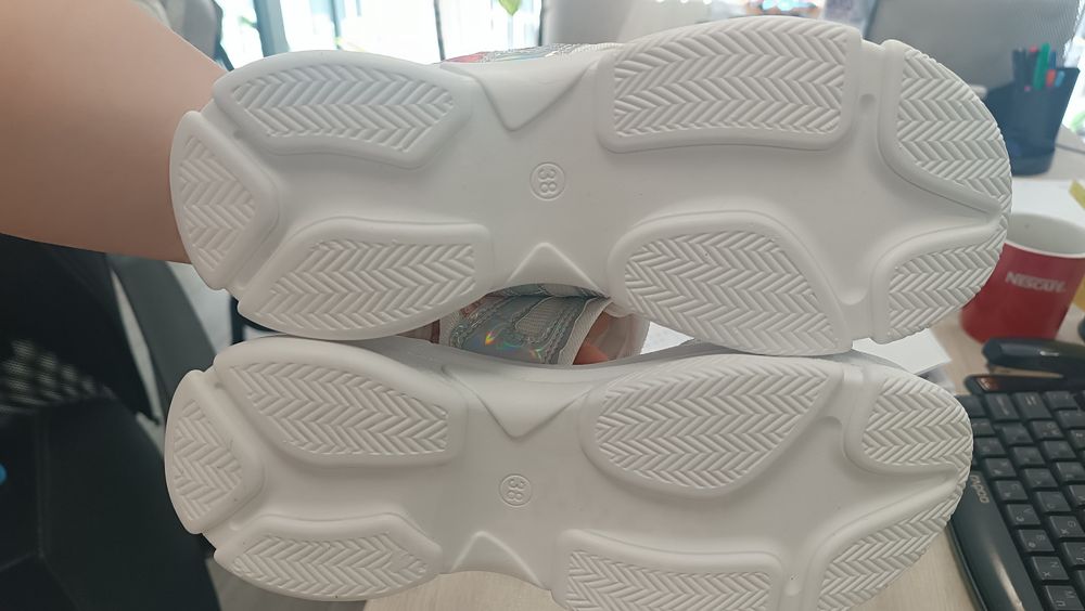 Бели сандали на платформа