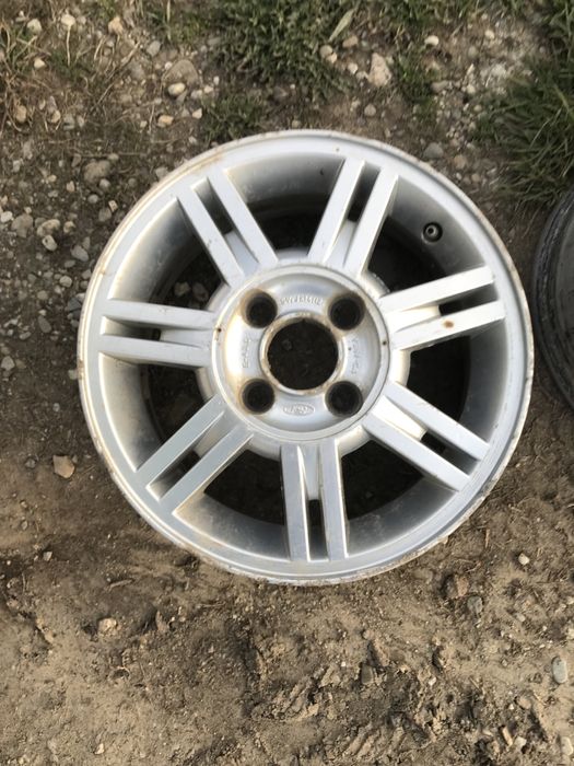 Janta de Ford fără cauciucuri pe 16