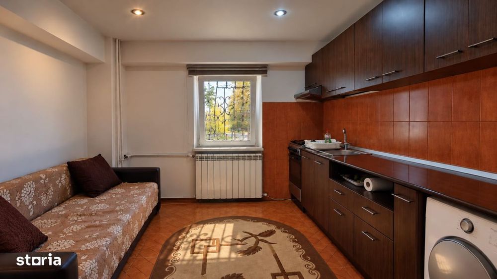 Garsoniera decomandata cu bucatarie inchisa si balcon