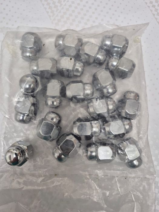 Продам гайки 21 штук