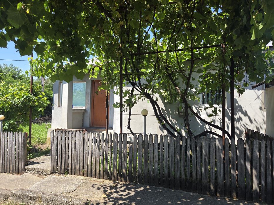 Vând casă parțial modernizată și teren 1800 mp – Tipărești, Prahova