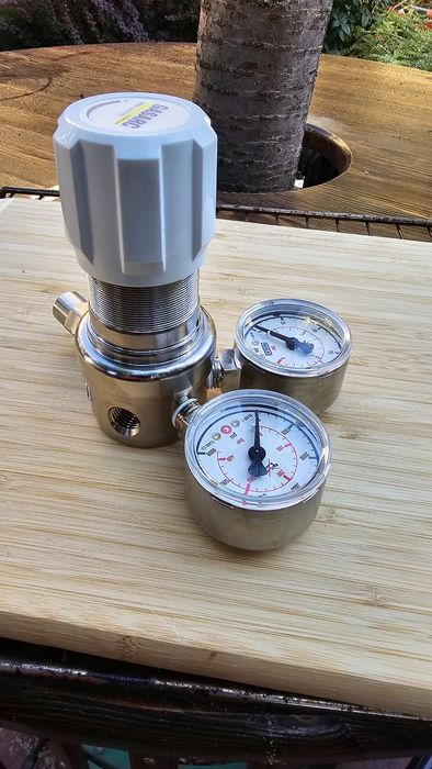 Vand regulator cu manometru