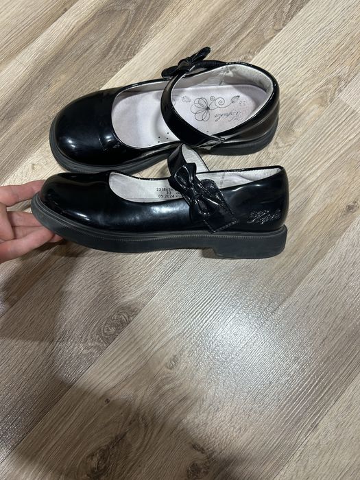 Отдам туфли для девочки 33р