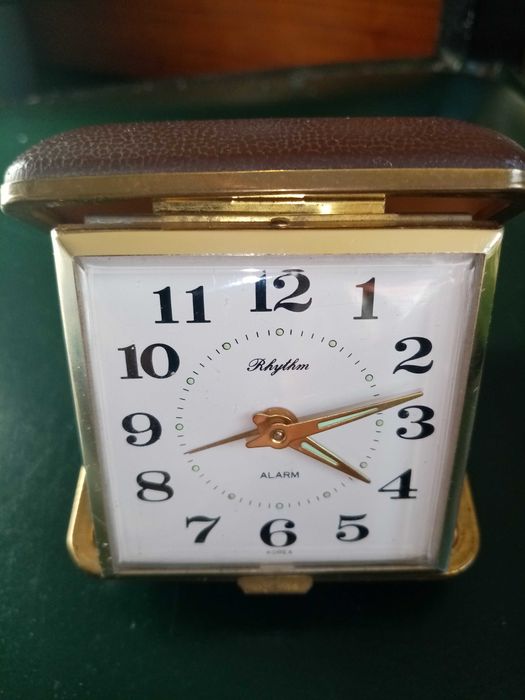 Ceas mecanic de voiaj, perfect funcțional și estetic.