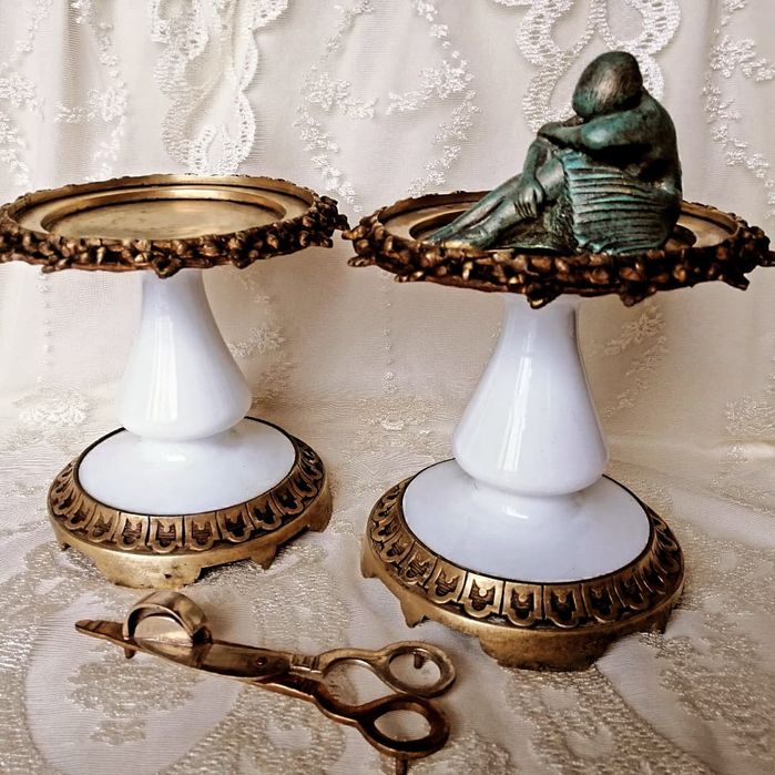 Месинг и млечно стъкло.