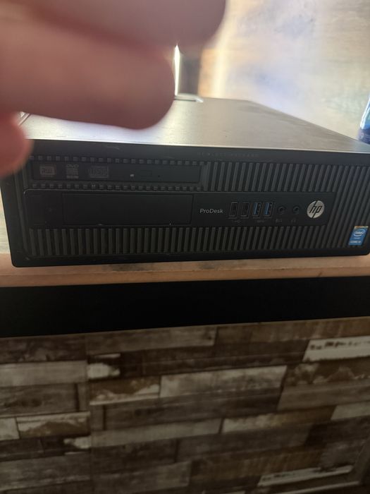 Компютър HP + Монитор Dell  и мишка и клавиеатура.
