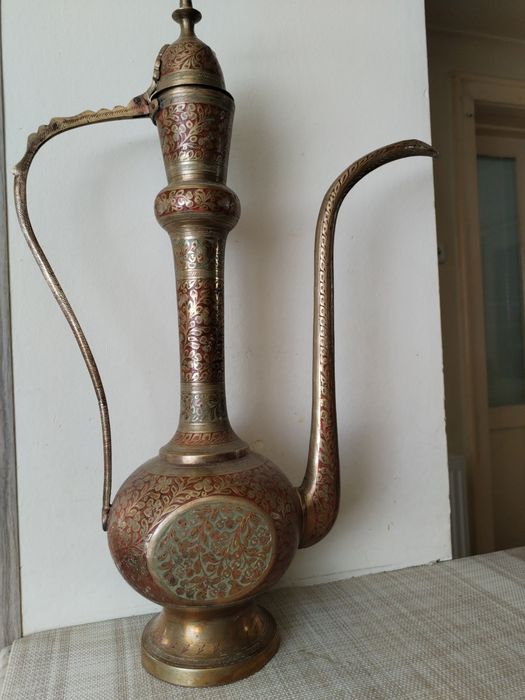 Carafa vintage din bronz