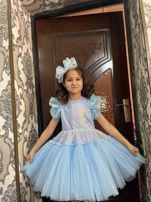 Qizlar va bolalar uchun bayram ko'ylak sotiladi