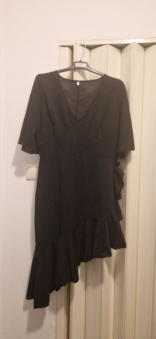 Rochie neagra cu volane
