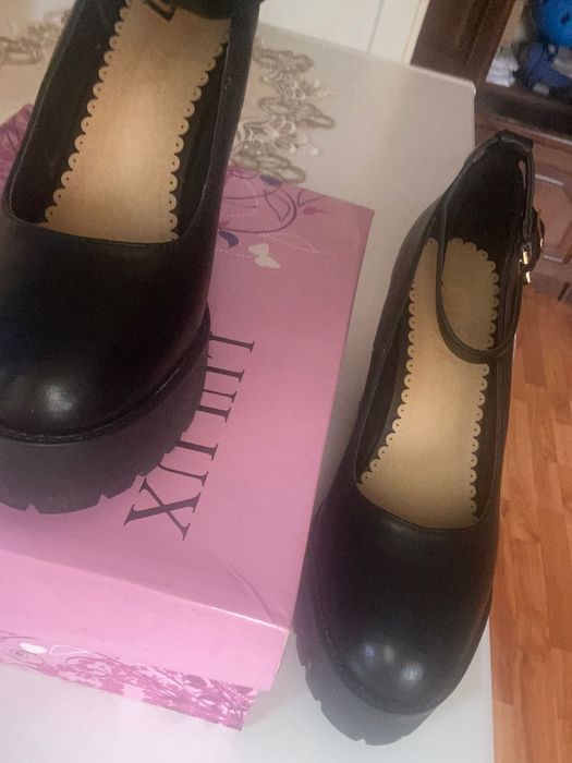 Vând sandale 150 lei