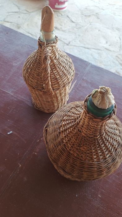 Продавам два броя стъклени дамаджани външно плетени от естествени материали