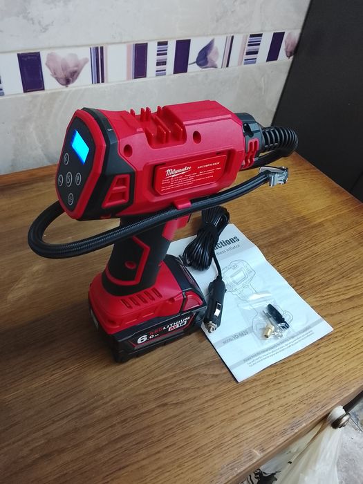 Compresor auto Milwaukee cu o baterie de 6A