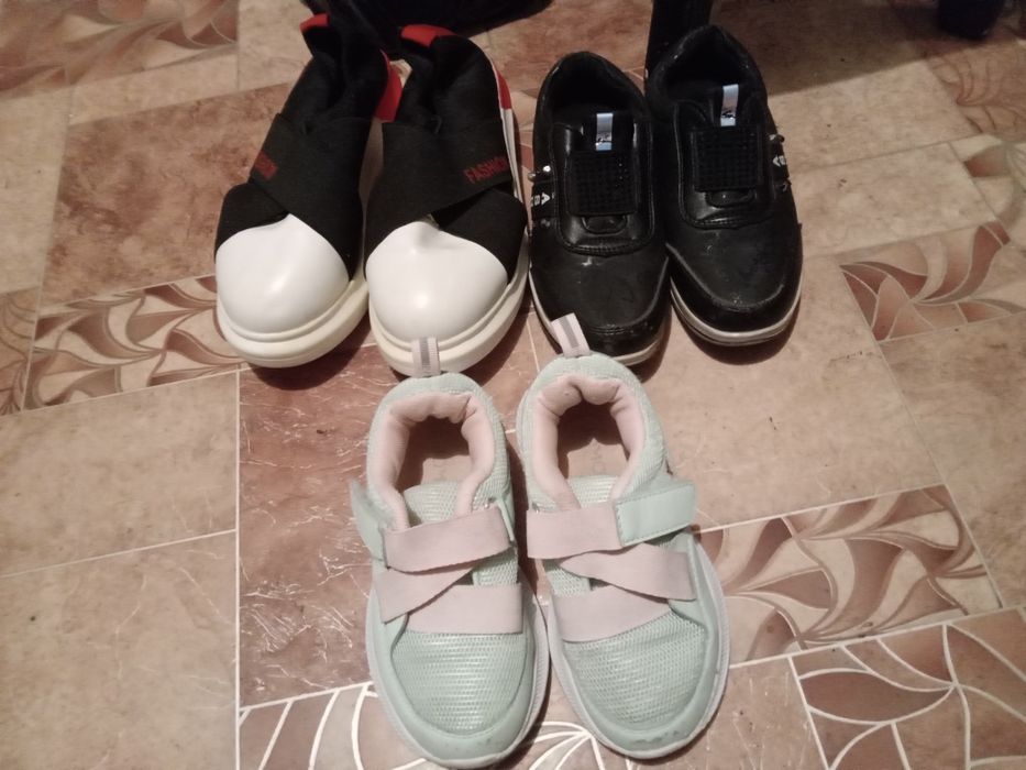 Продам детскую обувь 1000