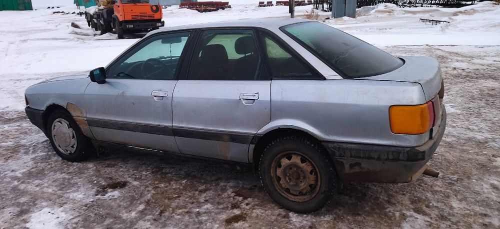 Ауди 80 на ходу.
