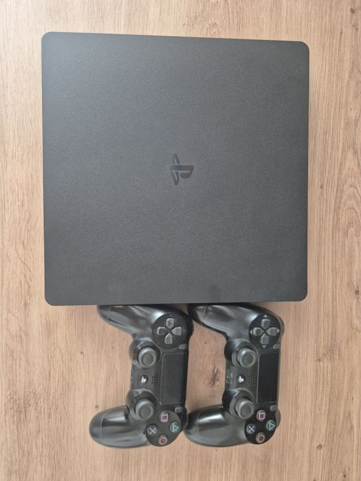PlayStation 4 + 2 manete + 4 jocuri – Pachet complet