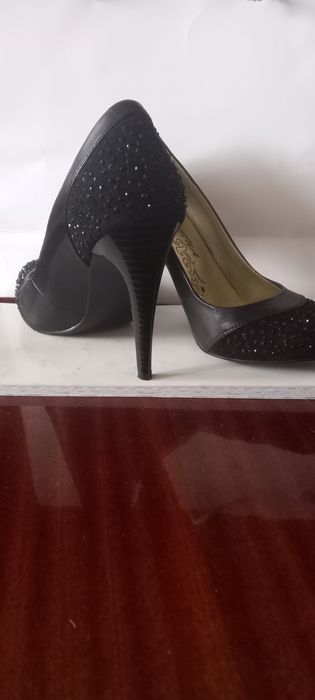 Продам нарядные чёрные туфли