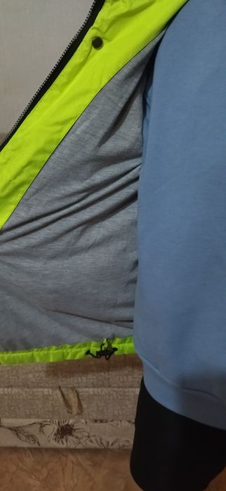 Продам куртки на девочку 140-160 см