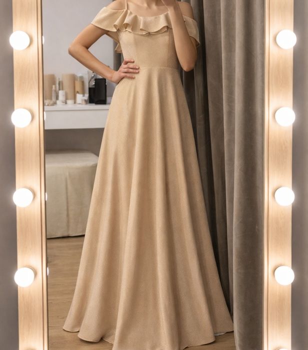 Дълга рокля цвят шампанско