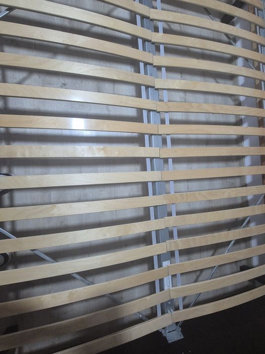 Pat de lemn de 2 persoane