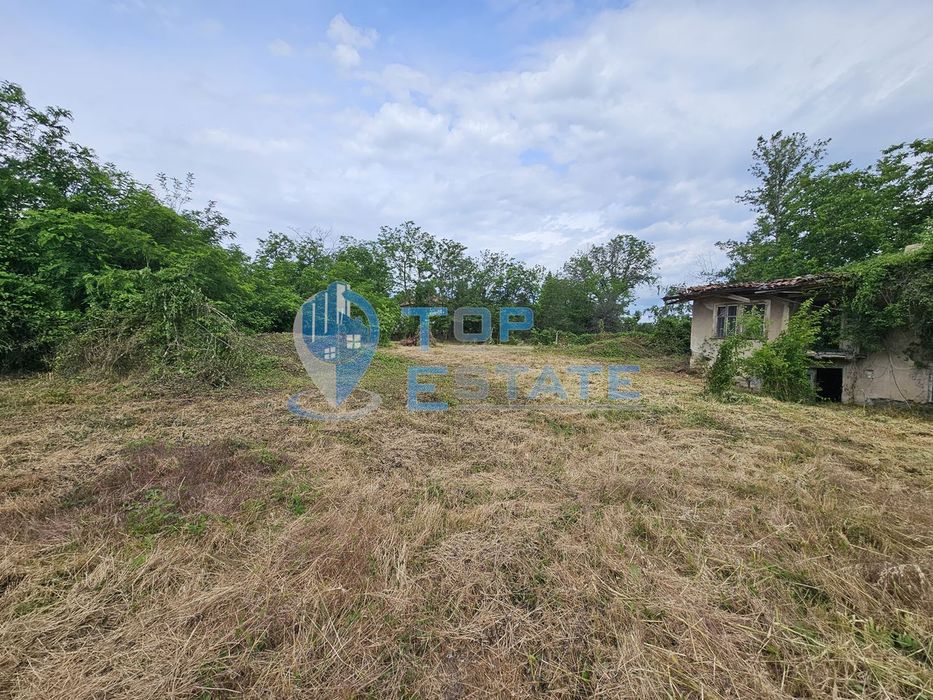 Парцел в регулация на главен път Русе - В. Търново в село Поликраище,