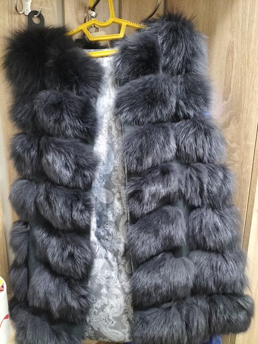 Продам песцовые безрукавки.