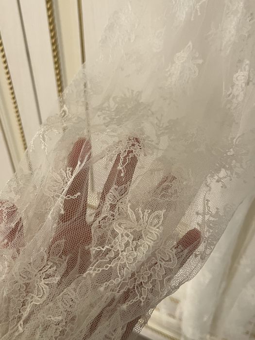 Нежное платье в белом цвете для вечерних мероприятий