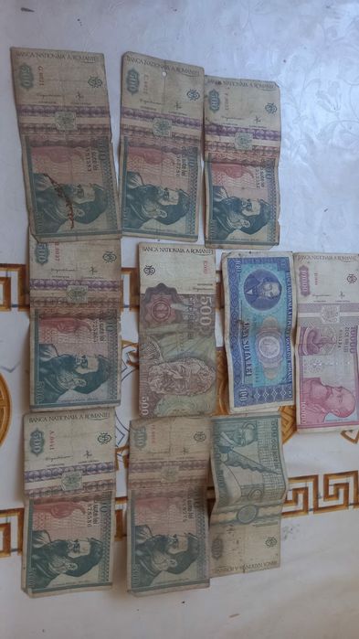 Vand bacnote vechi sau schimb