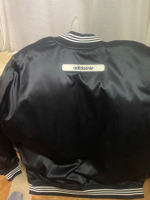 Яке Адидас дизаинерско