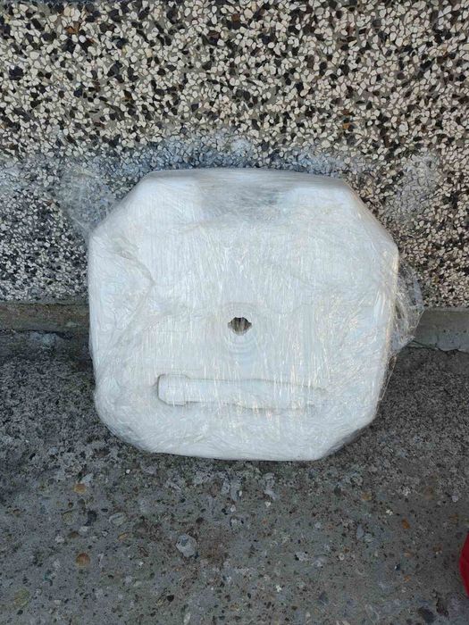 Ветроустойчив градински чадър в червено в комплект с поставка