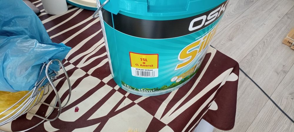 Vând vopsea lavabilă 750 lei negociabil pt exterior culoare galben pai