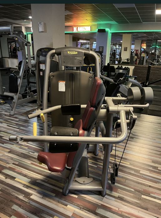 Aparat Umeri Technogym Selection Lateral Raise – Profesional