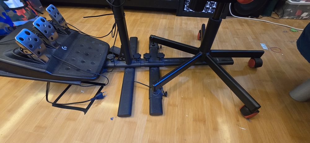 Logitech G923 PlayStation și suport metalic