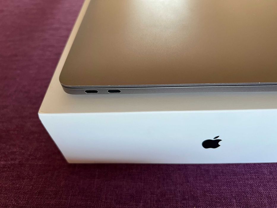 MacBook Pro 13" 2017 (2,3 Ghz Intel i5, 8 GB DD3) перфектен, в кутия