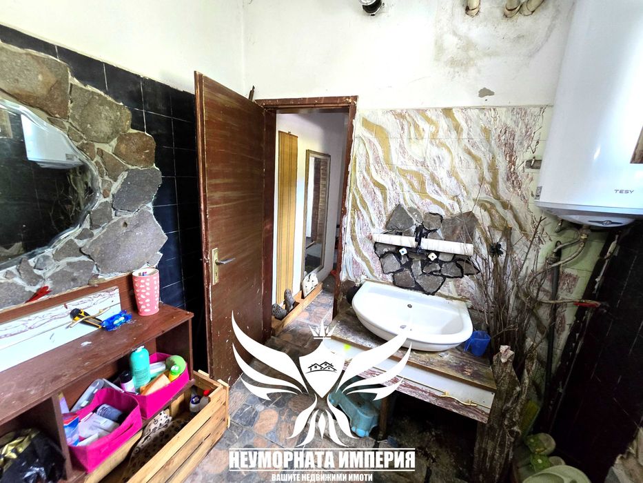 Продавам обзаведен тристаен с площ от 120 кв.м. с 1/2 двор в град Смолян квартал Каптажа