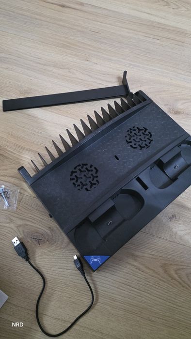 Стойка за PS5 / док. станция