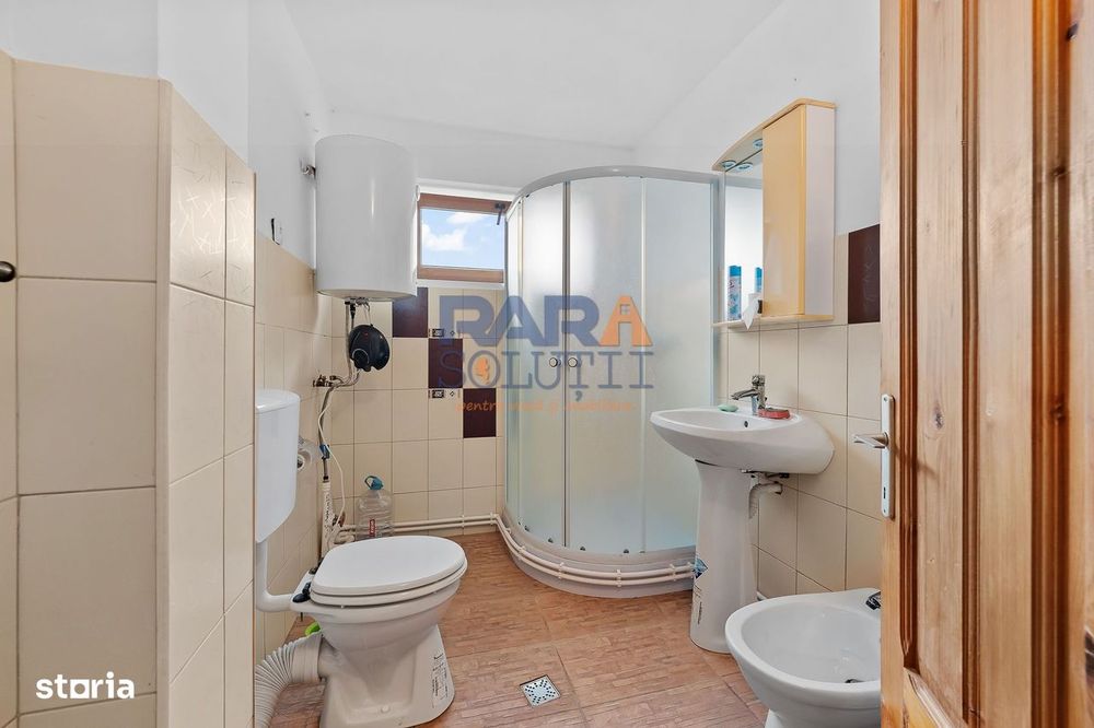 Vilă cu 6 dormitoare, 2 garaje, anexe multiple - 2076 mp teren
