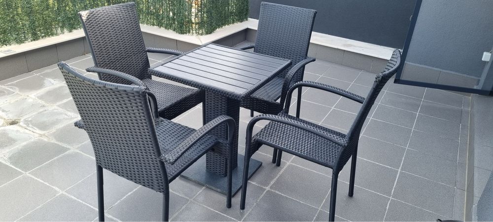 Маса и 4 броя столове за 98€ от 450€ два комплекта