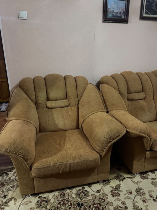 Продам диван с двумя креслами