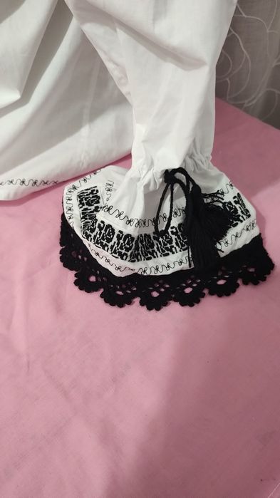 Ie tradițională cu motive florale țesute, zona Sibiu și Făgăraș