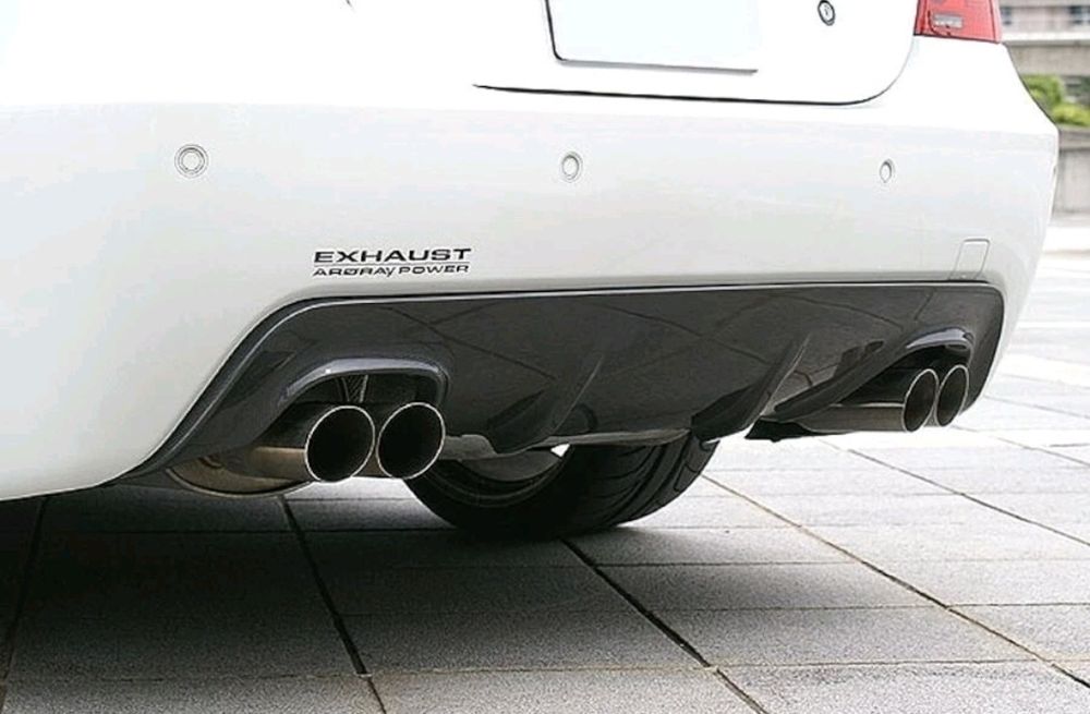 Difuzor bara spate prelungire lip compatibil BMW Seria 5 E60  E61  negru lucios montare plug and play