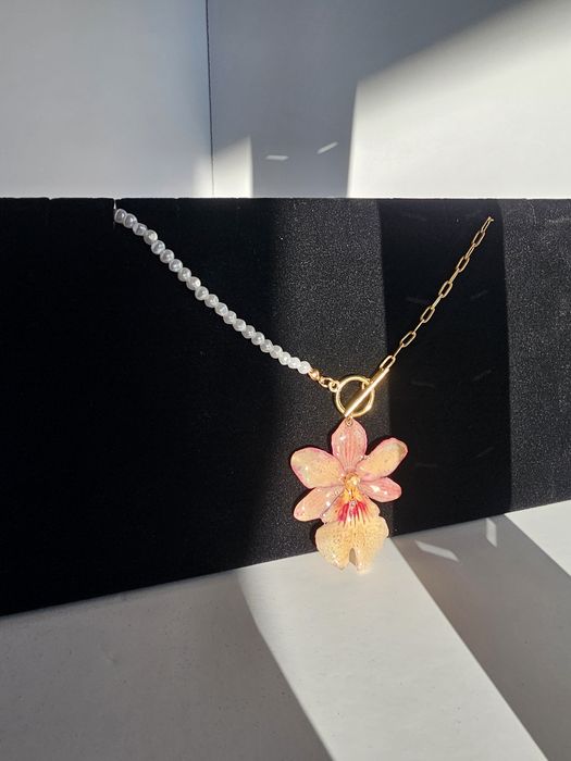 Нежно колие с естествен цвят на орхидея Камбрия.