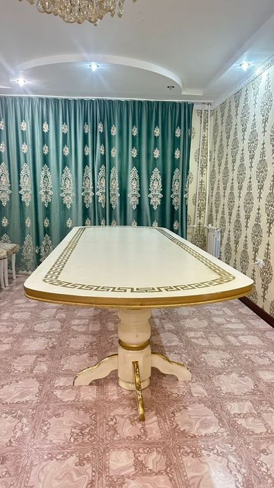 Стол и стульями продаётся