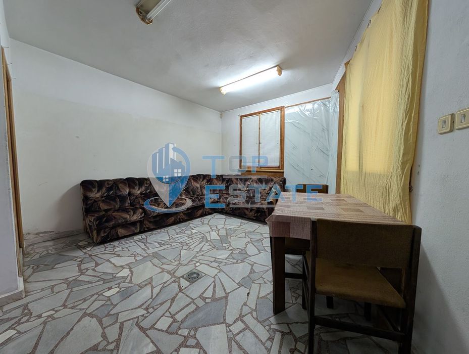 Едноетажна монолитна къща в центъра на град Златарица